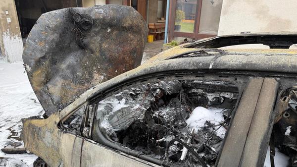 Auch im Inneren der Garage entstand erheblicher Schaden. Die Polizei schätzt den Gesamtschaden auf rund 50.000 Euro, sie geht derzeit von einem technischen Defekt als Brandursache aus. Verletzt wurde niemand.