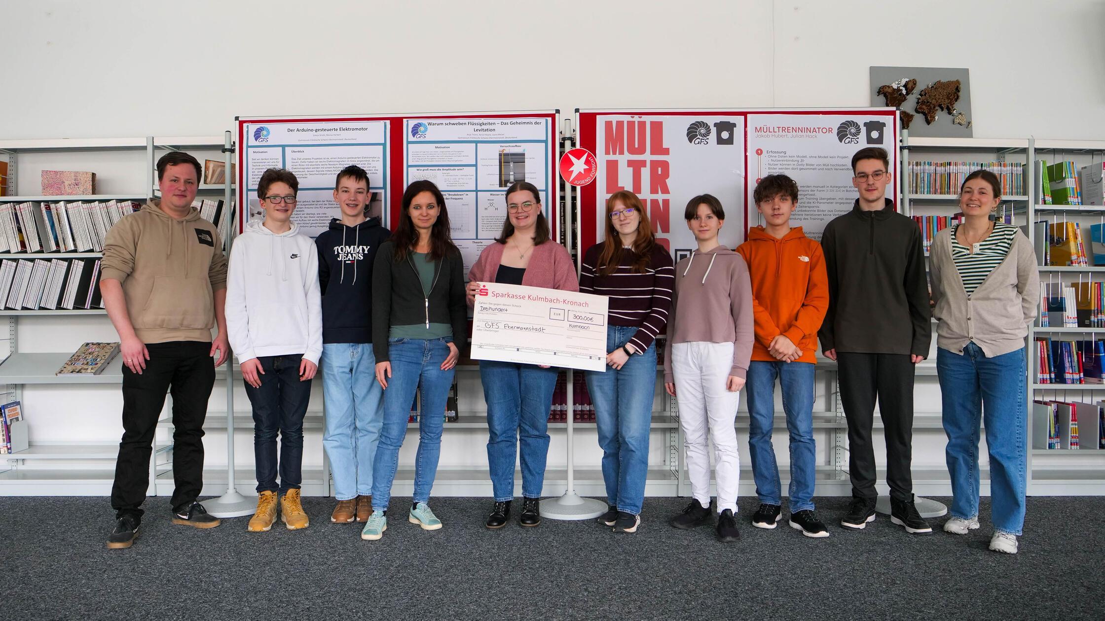 https://images.nordbayern.de/image/contentid/policy:1.15022419:1772023734/Die_Beteiligten_an_Jugend_forscht_im_Gymnasium_Frae.jpg?%24p%24f%24h%24m%24w=438a377&f=16%3A9&h=338&m=FIT&w=600