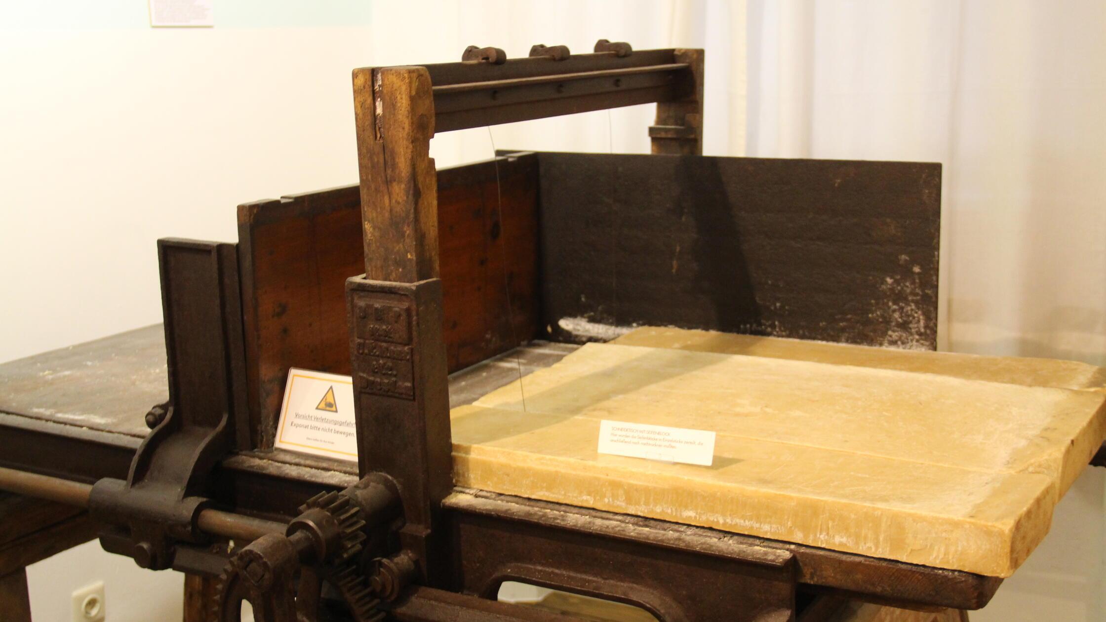 In der Museumsausstellung erläutert Stadtheimatpfl