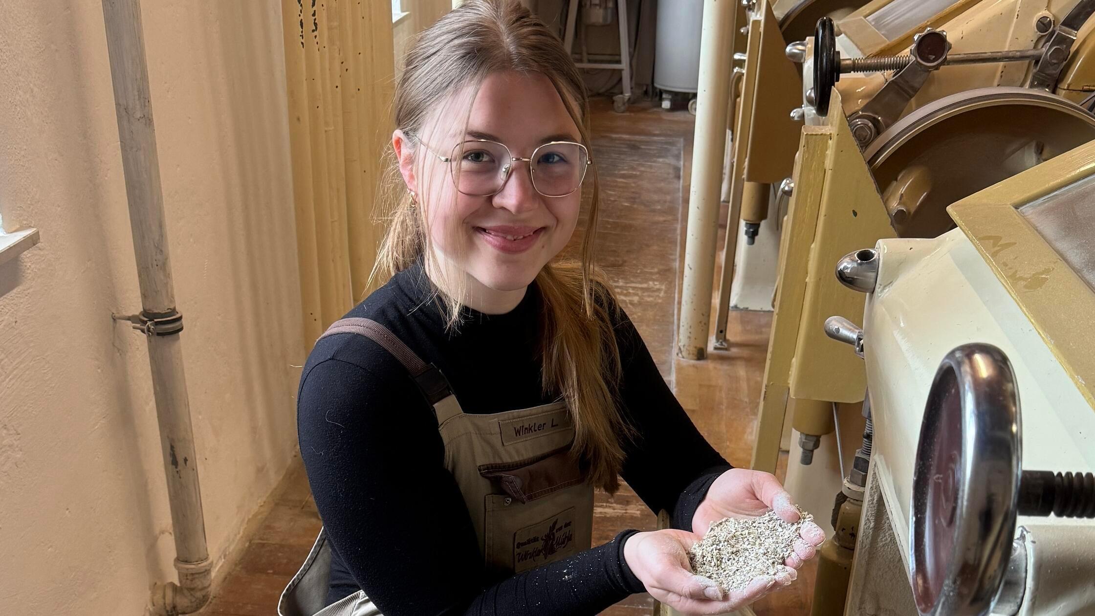 Luisa Winkler bei der Arbeit an der Getreidemühle 