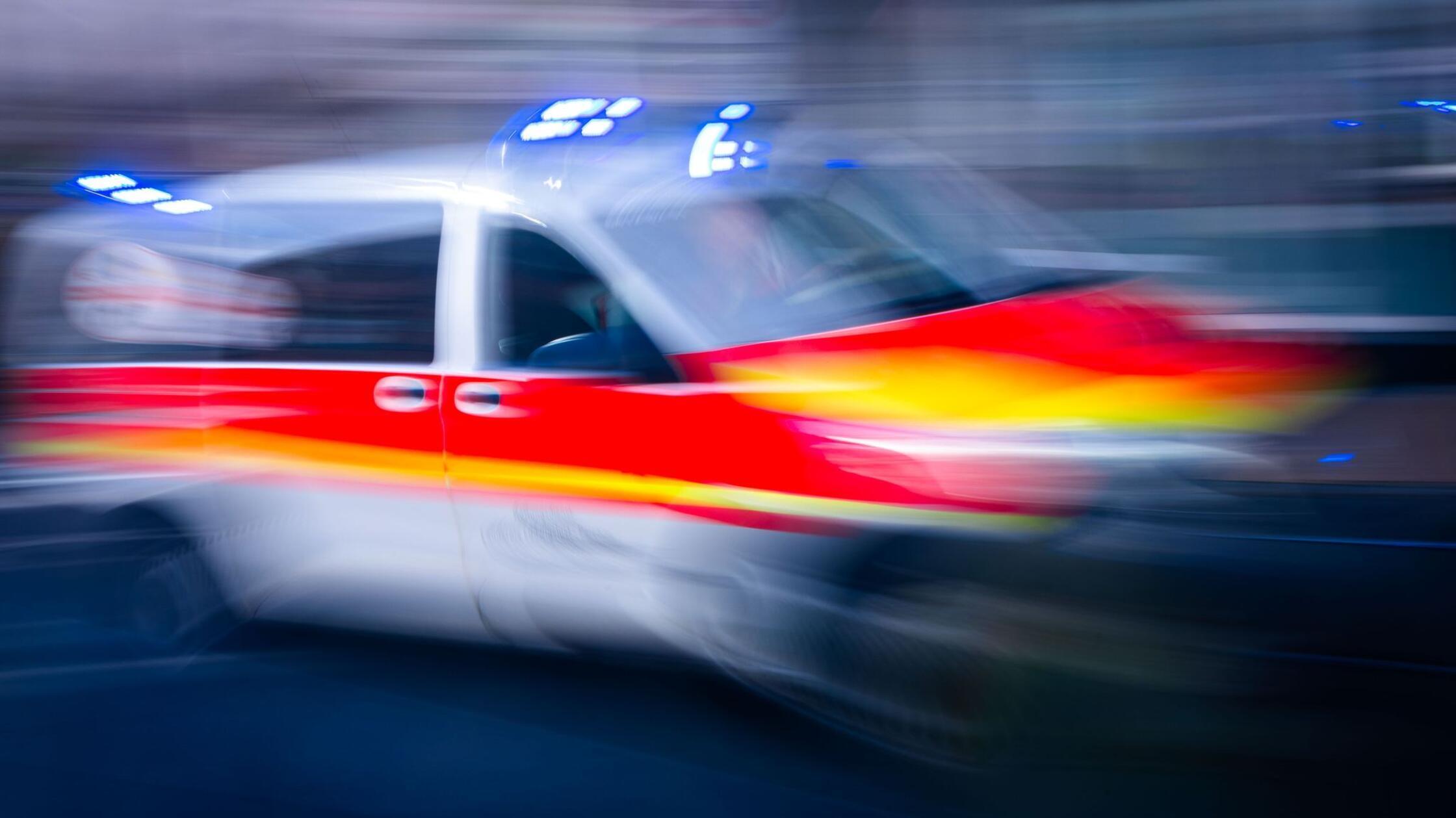 Ein Rettungsfahrzeug ist mit Blaulicht auf einer S