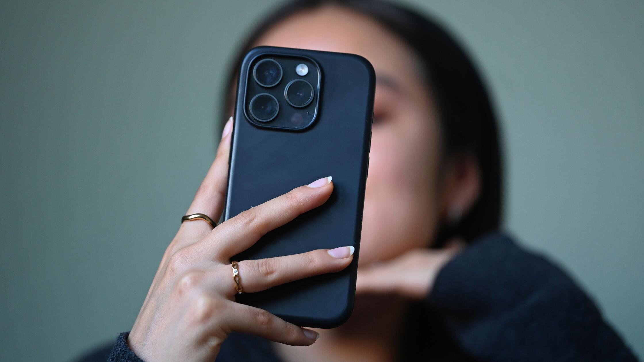 ILLUSTRATION - 19.01.2026, Berlin: Eine junge Frau