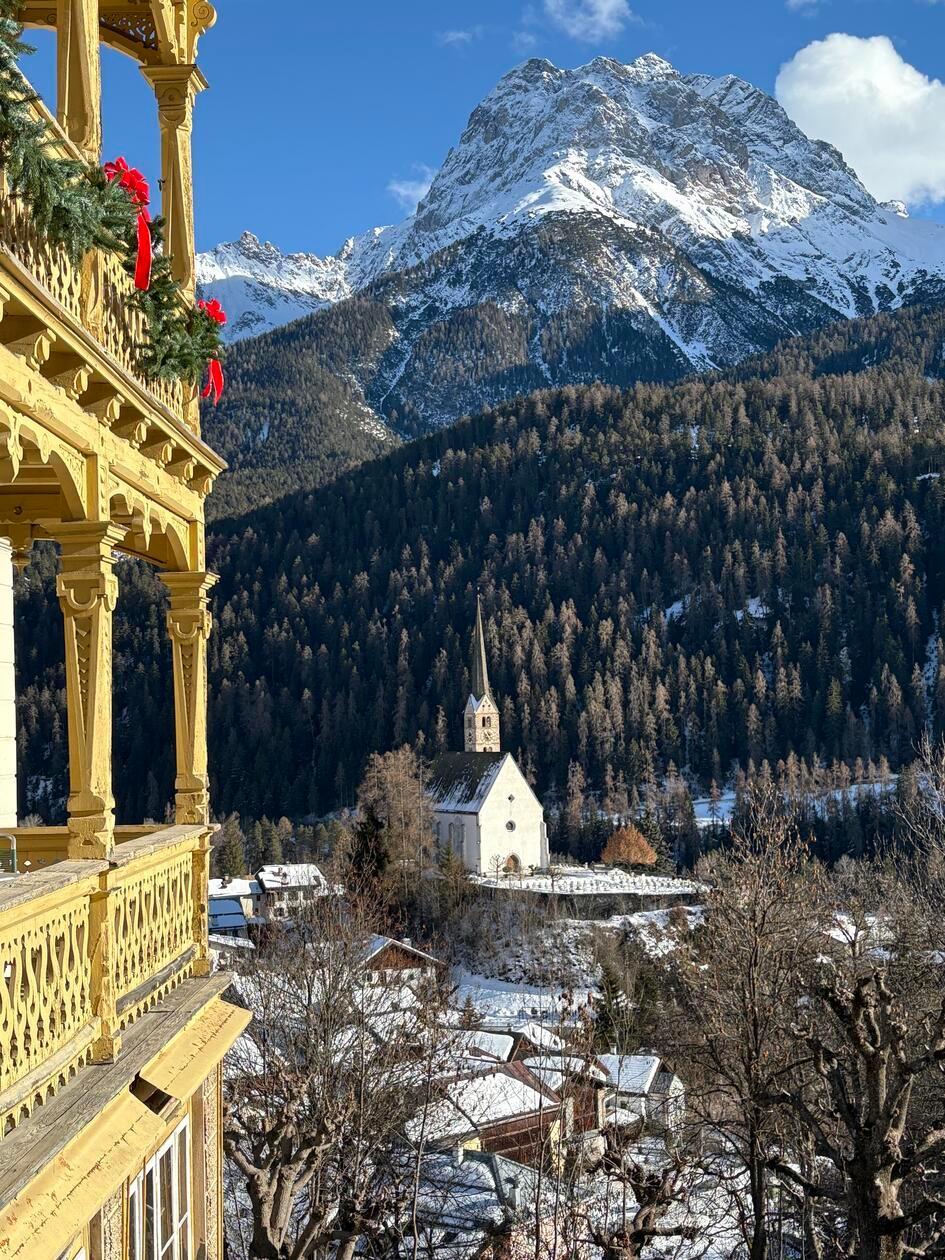 Goldig das Kirchlein - und auch der Vordergrund in Scuol.