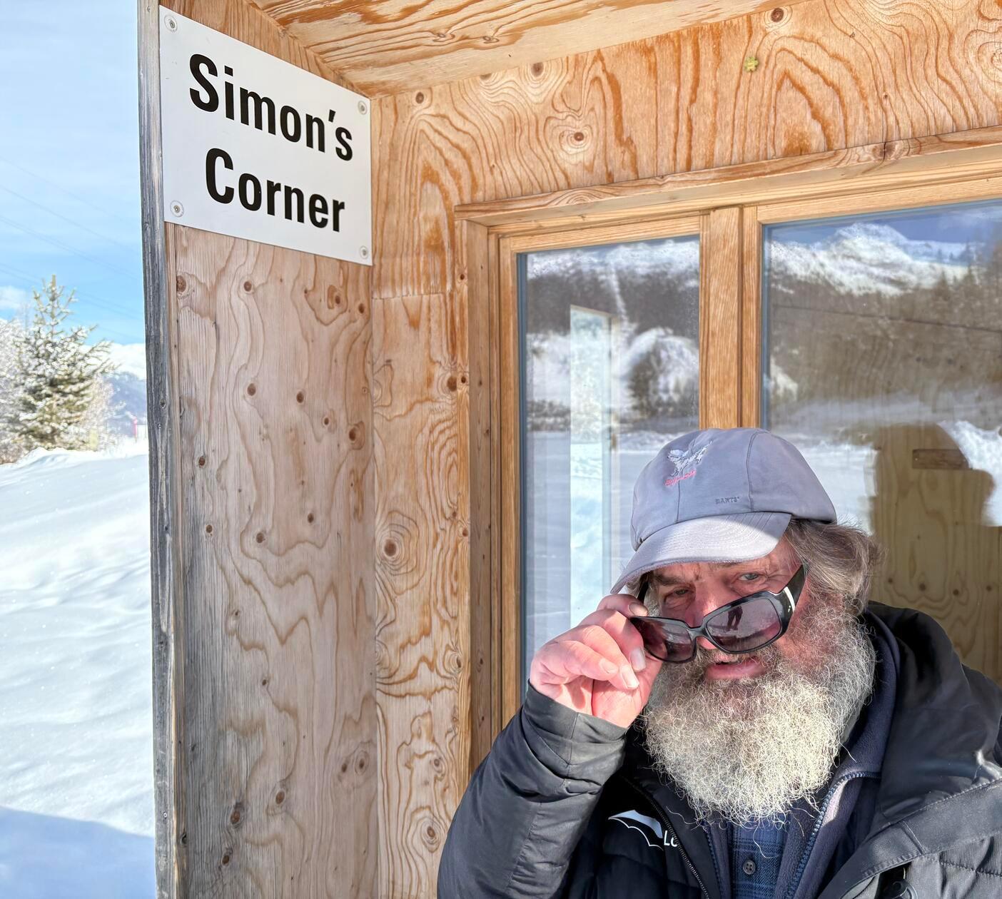 Simon Willy, 77, ist Landwirt und als Kontrolleur am Loipenpass-Häuschen immer für einen Spruch auf Schwyzerdütsch gut.