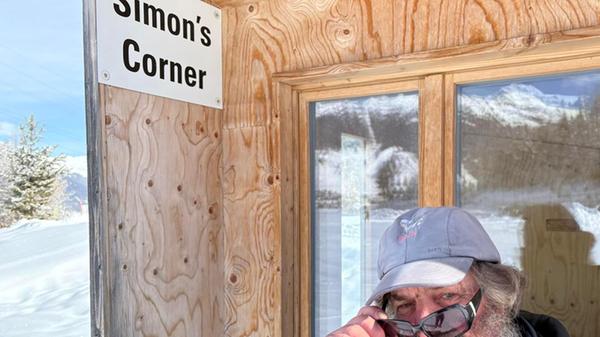 Simon Willy, 77, ist Landwirt und als Kontrolleur am Loipenpass-Häuschen immer für einen Spruch auf Schwyzerdütsch gut.