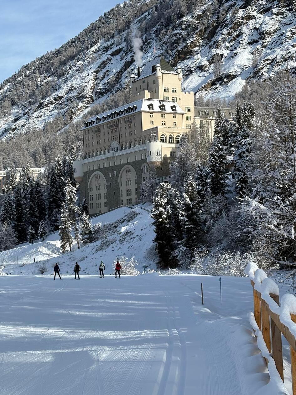 Luxus des Hotels, Luxus der Landschaft in Pontresina: Langlaufloipe am Ortsausgang.
