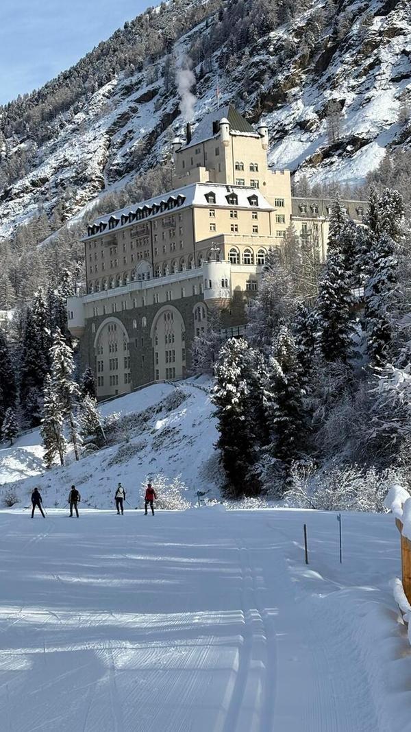 Luxus des Hotels, Luxus der Landschaft in Pontresina: Langlaufloipe am Ortsausgang.