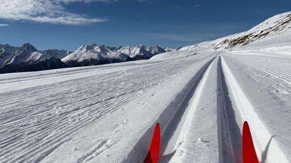 Für den Fall, dass unten in Scuol im Unterengadin zu wenig Schnee liegt, gibt es oben auf über 2000 Metern eine Langlaufloipe.