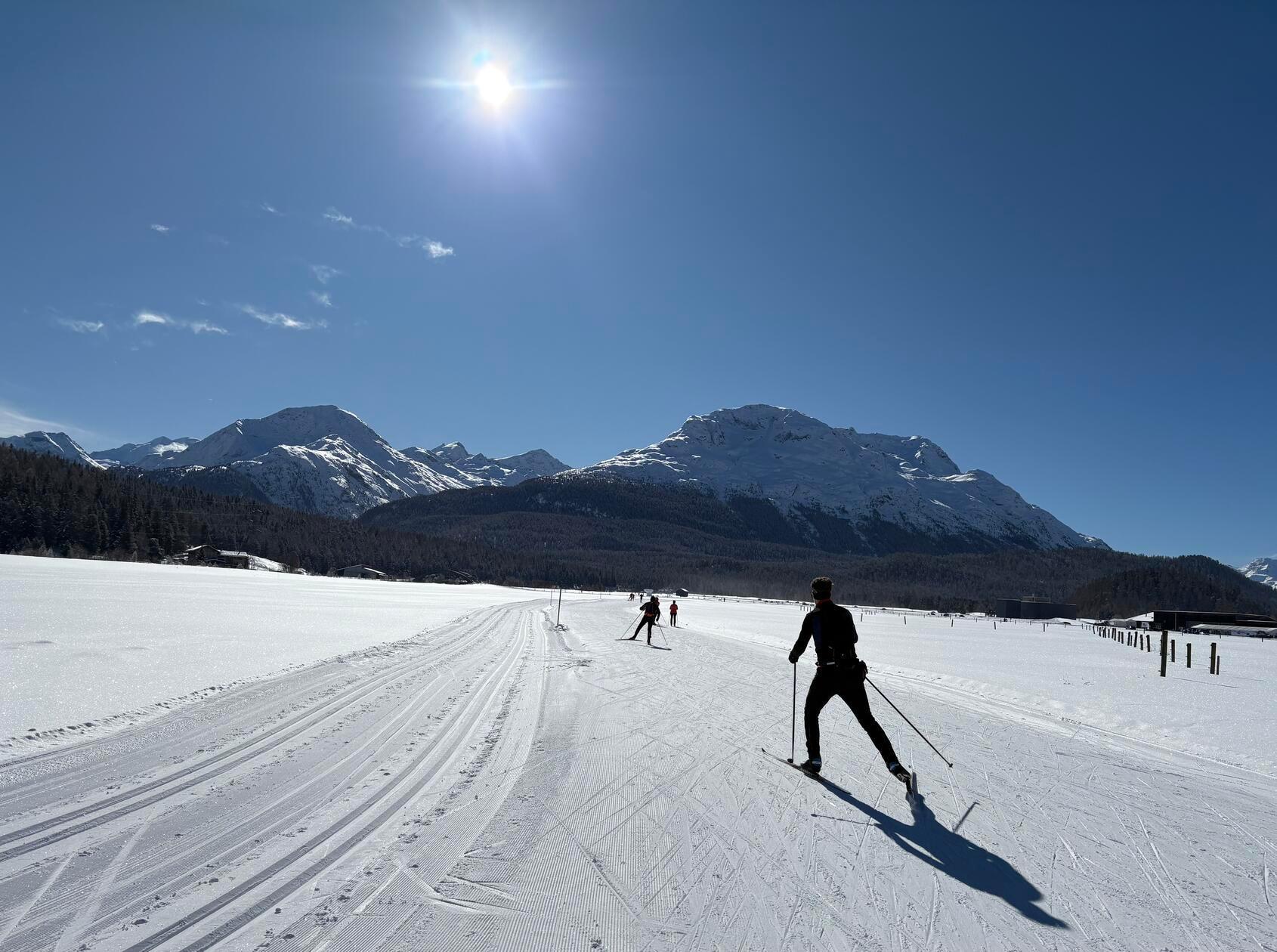 Diese Weite, diese Sonne: Langläufer bei Samedan im Oberengadin.
