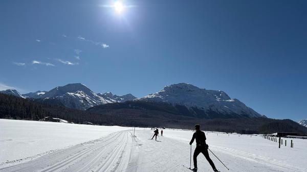 Diese Weite, diese Sonne: Langläufer bei Samedan im Oberengadin.