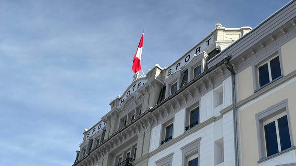 Schweizer Fahne auf dem Sporthotel von Pontresina.