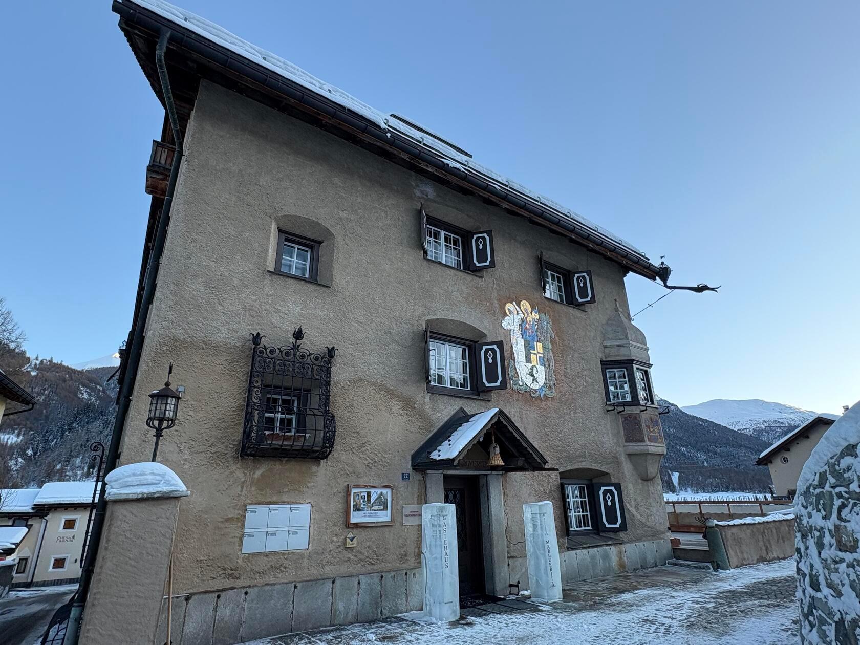 Hingucker: Alte Herberge in Zuoz.