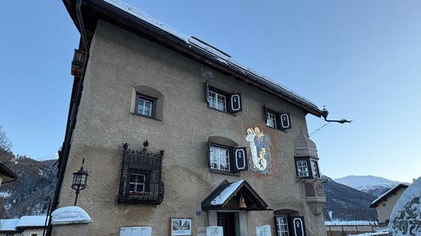 Hingucker: Alte Herberge in Zuoz.