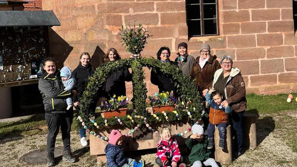 Der Mosbacher Dorfbrunnen im österlichen Gewand. Er befindet sich zwischen Feuerwehrhaus und Kirche.
