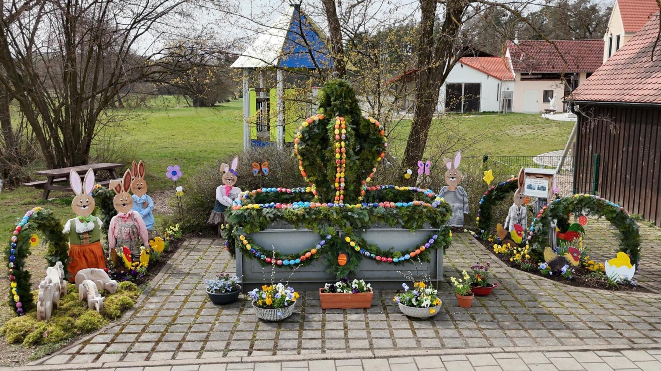 Der Osterbrunnen in Meckenlohe samt Hasenfamilie.