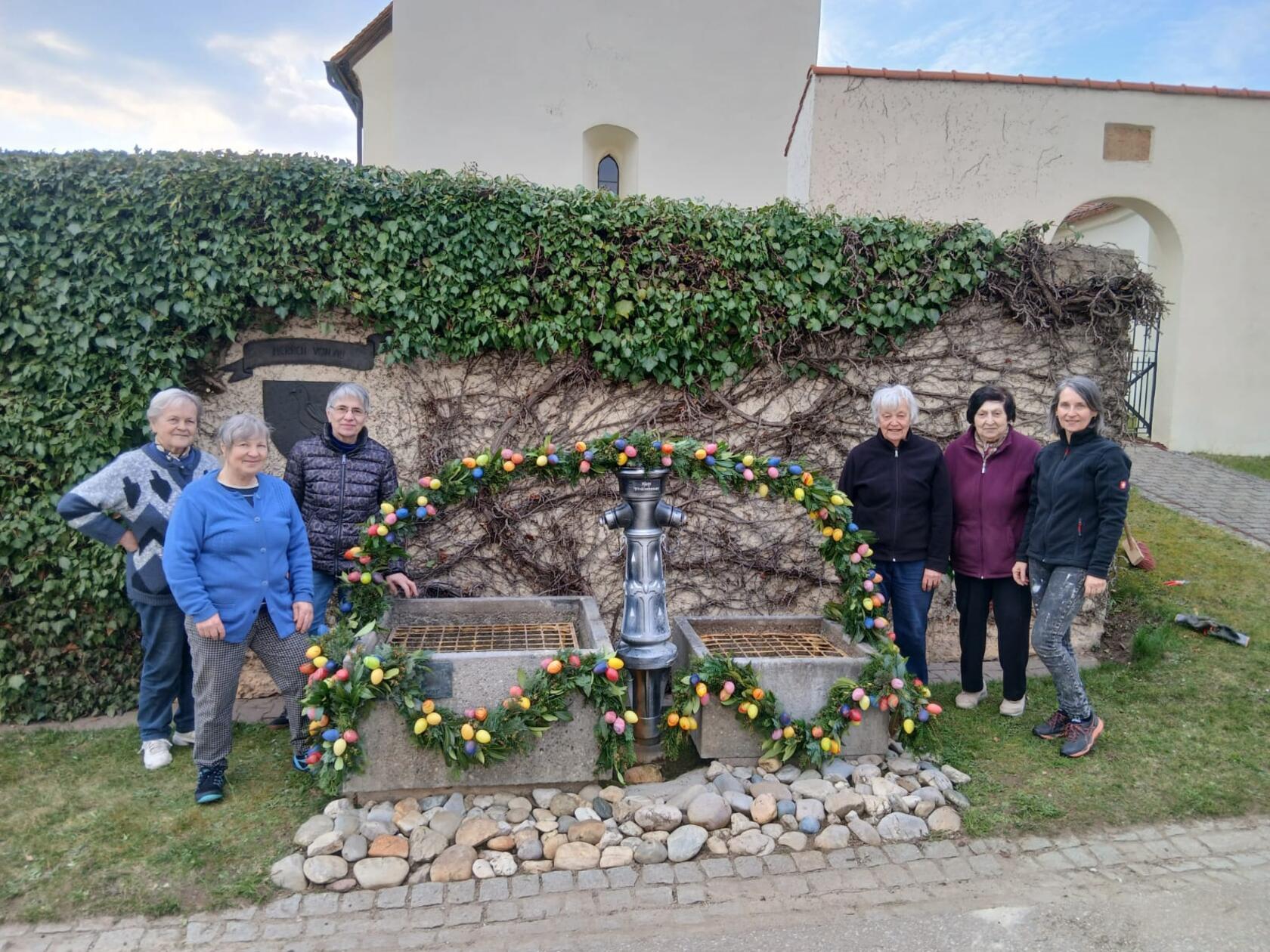 Auch in diesem Jahr wurde wieder in Aue mit viel Fleiß und Freude der Osterbrunnen von den Dorffrauen geschmückt.
