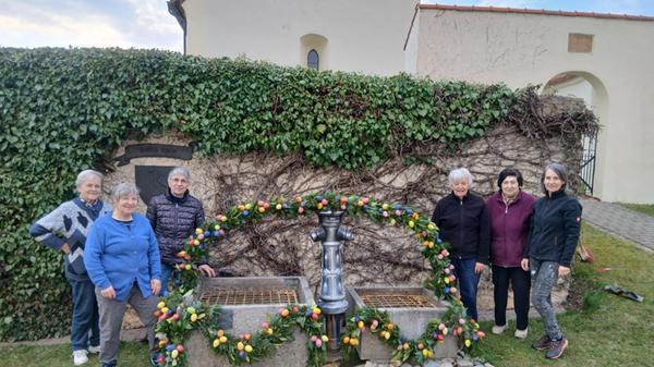 Auch in diesem Jahr wurde wieder in Aue mit viel Fleiß und Freude der Osterbrunnen von den Dorffrauen geschmückt.