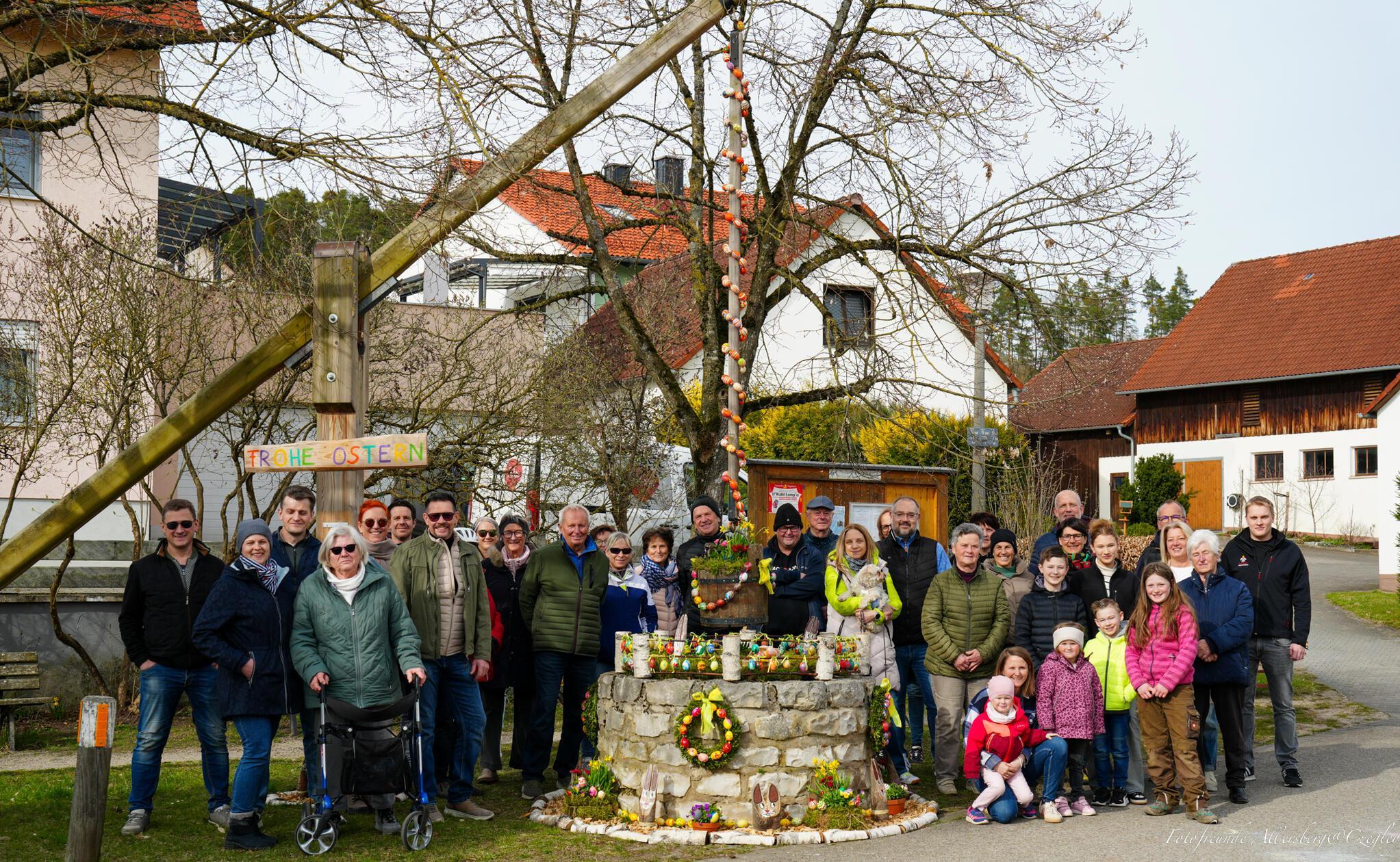 Die Dorfgemeinschaft Eppersdorf setzt den Brauchtum der Osterbrunnen fort und schmückte dazu zum 16. Mal den in der Ortsmitte stehenden Brunnen mit aufwendig selbst bemalten und bedruckten echten Eiern.