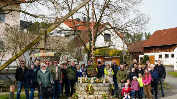 Die Dorfgemeinschaft Eppersdorf setzt den Brauchtum der Osterbrunnen fort und schmückte dazu zum 16. Mal den in der Ortsmitte stehenden Brunnen mit aufwendig selbst bemalten und bedruckten echten Eiern.