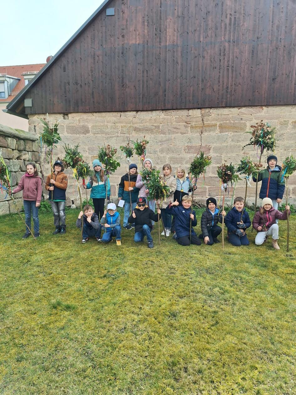 Die Kommunionskinder der Kath. Pfarrei in Hilpoltstein banden Palmbuschen.