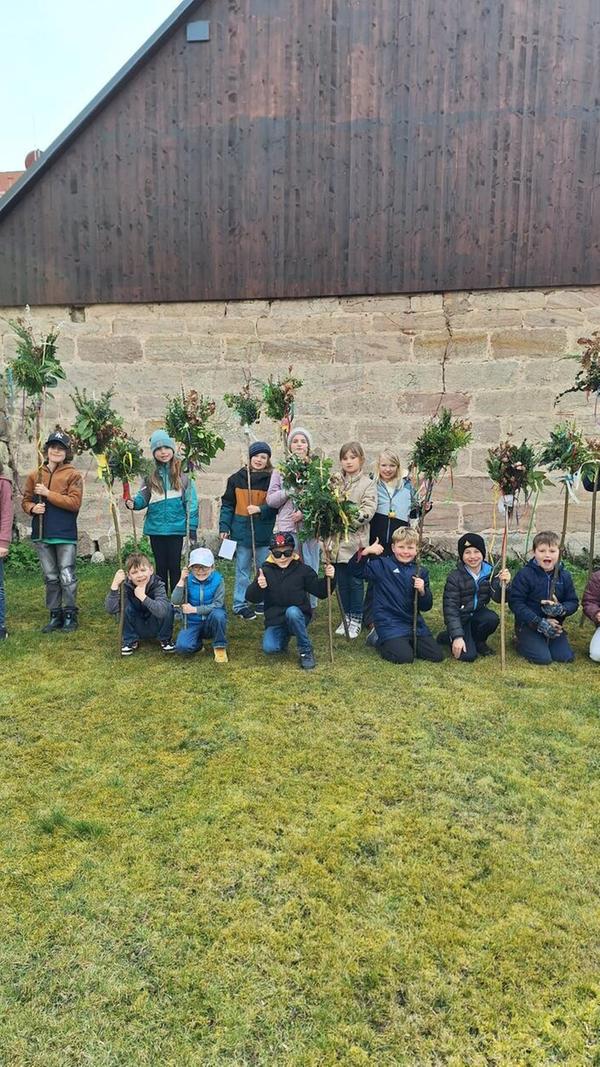 Die Kommunionskinder der Kath. Pfarrei in Hilpoltstein banden Palmbuschen.