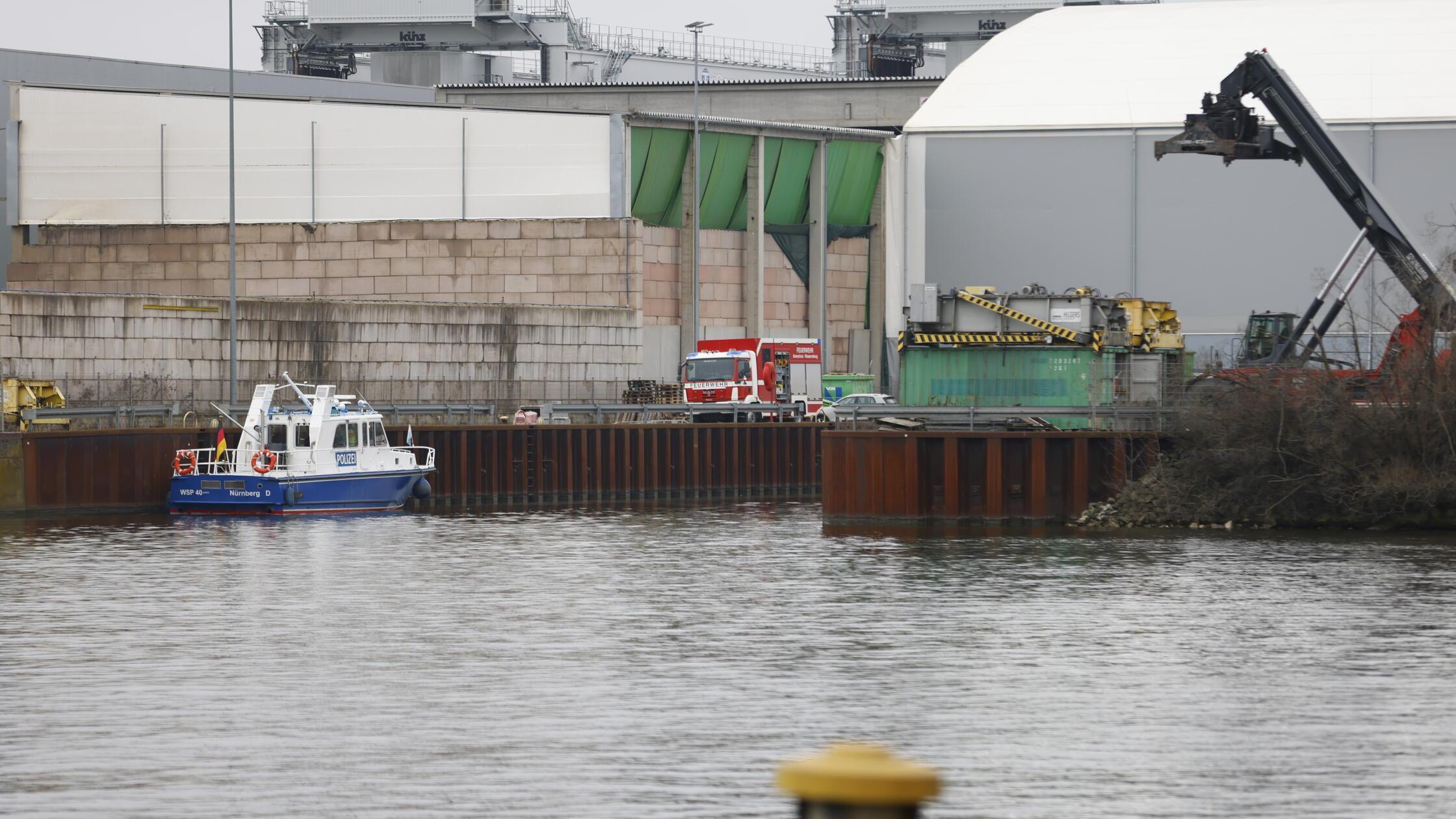 Kleintransporter durchbricht Leitplanke und stÃ¼rz