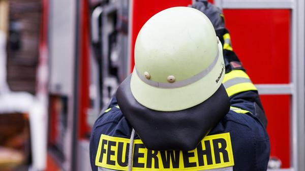 Ein Feuerwehrmann holt während einer Einsatzübung