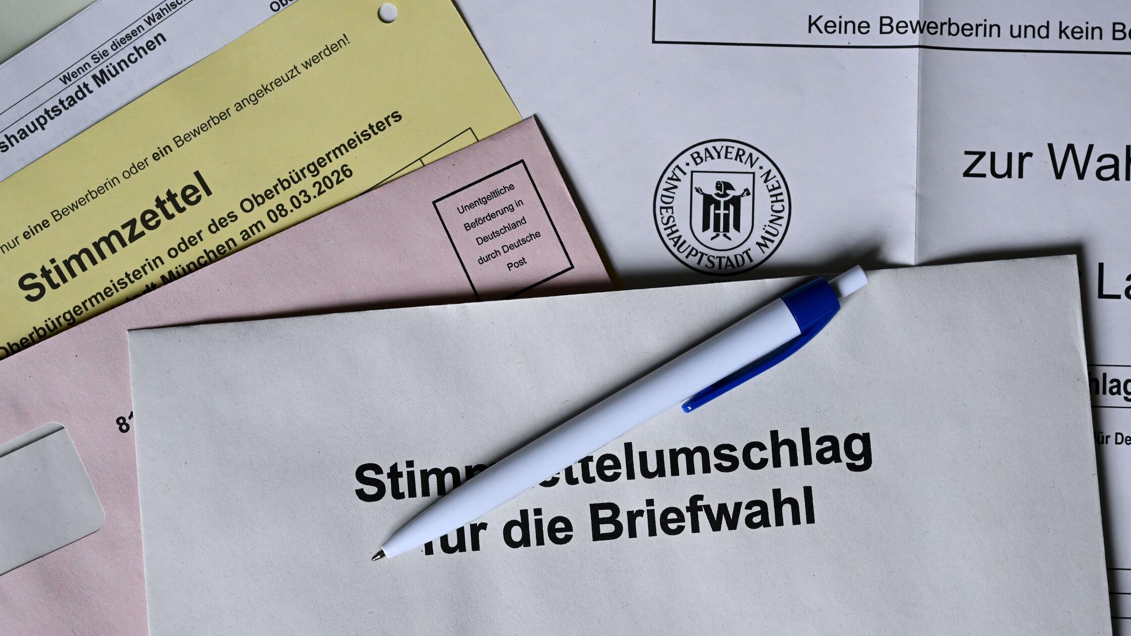 17.02.2026, Bayern, München: Briefwahlunterlagen f