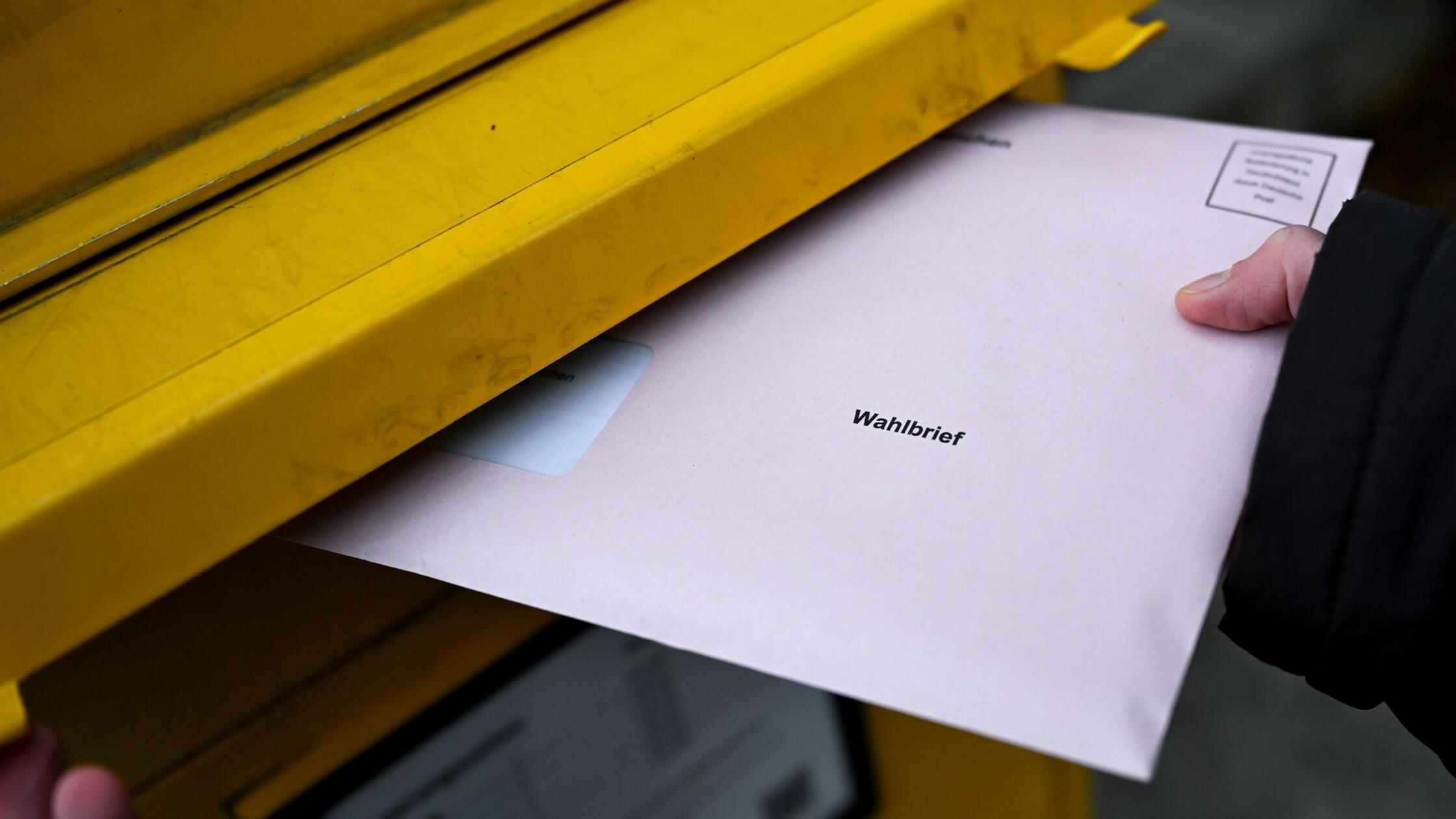 Eine Frau wirft einen Wahlbrief für die Kommunalwa