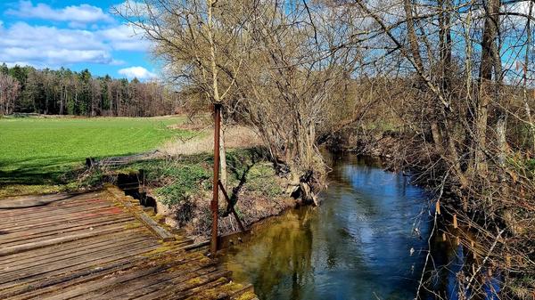 An der Schwarzach bei Wendelstein mit alter Brücke ei schönen Sonne/Wolkenmix.