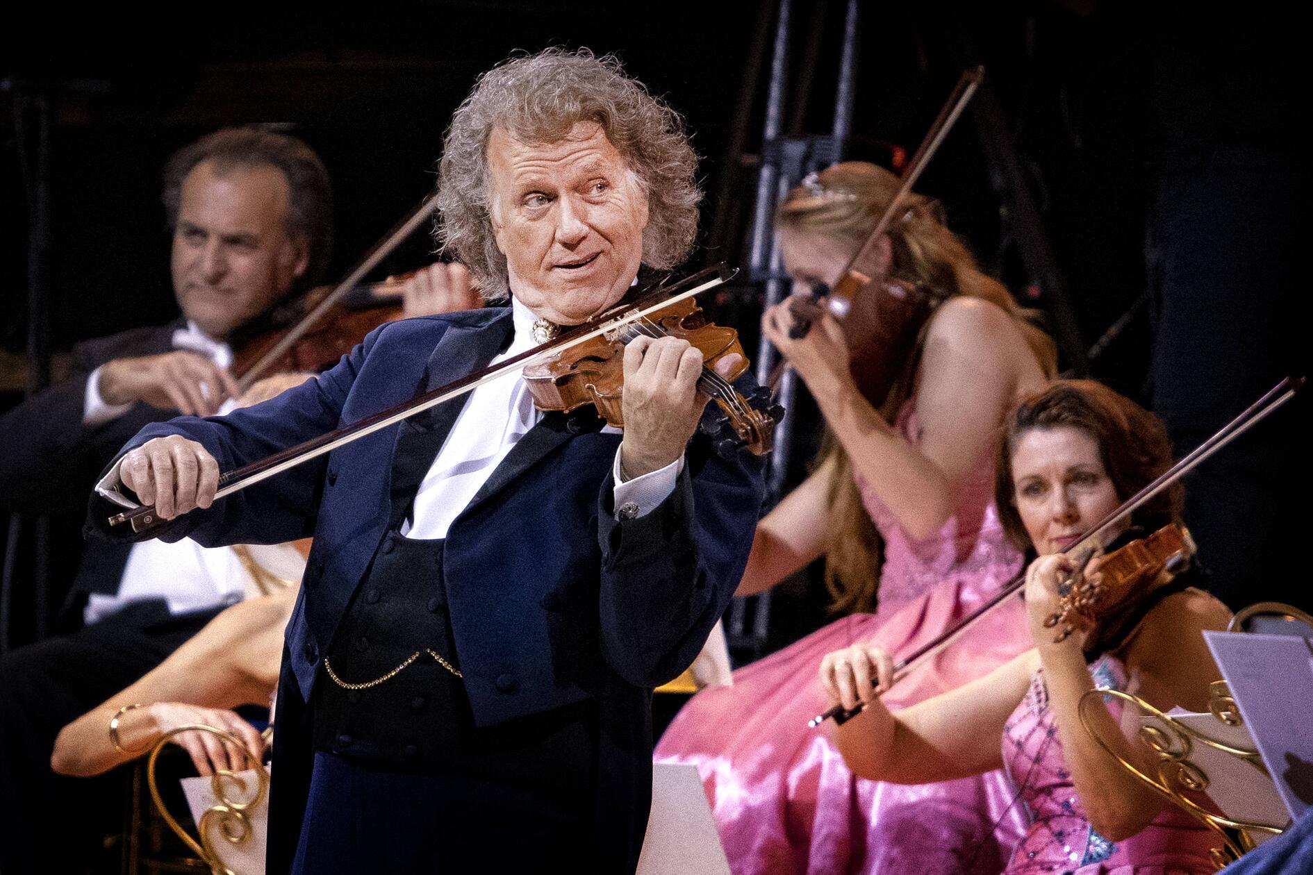 Geigen-Star André Rieu performt in der PSD Bank Arena. Der niederländische Musiker, der mittlerweile über 40 Millionen Alben verkauft hat, kommt am Donnerstag, 12. März, im Rahmen seiner Deutschlandtour in die Halle am Max-Morlock-Stadion. Los geht das Klassikerlebnis um 19.30 Uhr.