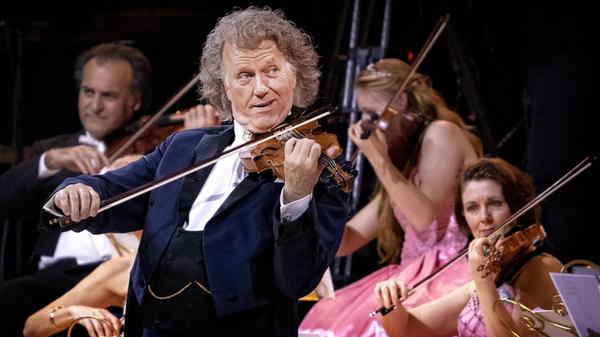 Geigen-Star André Rieu performt in der PSD Bank Arena. Der niederländische Musiker, der mittlerweile über 40 Millionen Alben verkauft hat, kommt am Donnerstag, 12. März, im Rahmen seiner Deutschlandtour in die Halle am Max-Morlock-Stadion. Los geht das Klassikerlebnis um 19.30 Uhr.