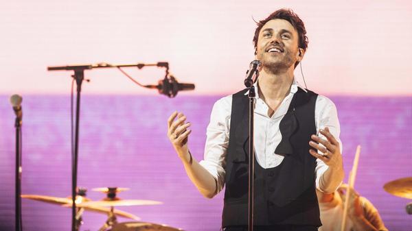 Wer Clueso schon einmal live erlebt hat, weiß, dass er ein vorzüglicher Entertainer und Performer ist. Am Samstag, 14. März, bespielt der Erfurter die Bamberger Brose Arena. Der Auftritt des Pop-Musikers beginnt um 20 Uhr.