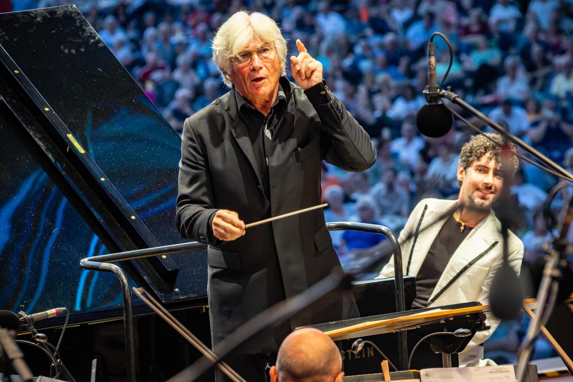 Das 15. und 16. Symphonisches Konzert der Nürnberger Symphoniker in dieser Spielzeit steht ganz im Zeichen von 80 Jahre Nürnberger Symphoniker. Mit den beiden Konzerten am 14. (20 Uhr) und 15. März (16.30 Uhr) erinnert man an den ersten Auftritt des Orchesters am 29. Juli 1945 in der Ruine der Sebalduskirche. Dirigiert wird das Ensemble von Jonathan Darlington.