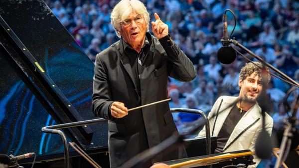 Das 15. und 16. Symphonisches Konzert der Nürnberger Symphoniker in dieser Spielzeit steht ganz im Zeichen von 80 Jahre Nürnberger Symphoniker. Mit den beiden Konzerten am 14. (20 Uhr) und 15. März (16.30 Uhr) erinnert man an den ersten Auftritt des Orchesters am 29. Juli 1945 in der Ruine der Sebalduskirche. Dirigiert wird das Ensemble von Jonathan Darlington.