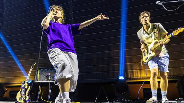 Durch neun Städte führt die aktuelle Tour von ok.danke.tschüss. Am Dienstag, 17. März, bevölkert die Indie-Band aus Mannheim die Bühne im Hirsch. Ab 20 Uhr präsentiert die Kapelle die Songs des aktuellen Albums "Knutschen & Boxen".