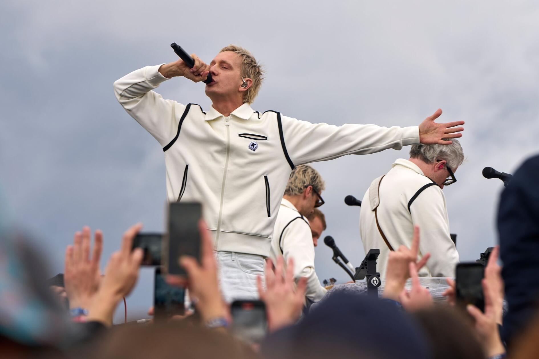 Die Chemnitzer Band Kraftklub ist gerade auf Tour. Mit neuem Album versteht sich. Angekündigt hat sie "Sterben in Karl-Marx-Stadt" mit einem öffentlichkeitswirksamen Spontankonzert ein halbes Jahr vor dem offiziellen Releasetermin mitten in der Stadt. Am Donnerstag, 19. März, tritt die Indie-Rock-Gruppe in der PSD Bank Arena Nürnberg auf.