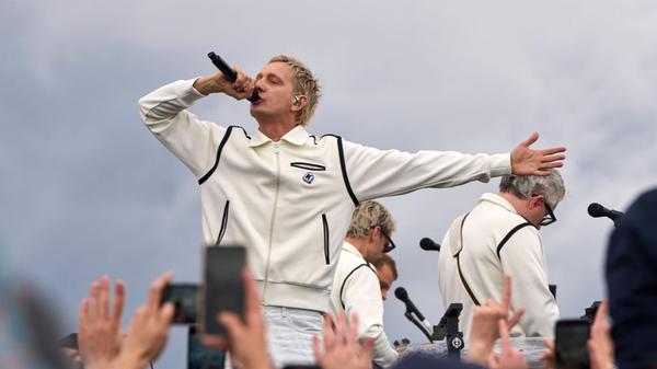 Die Chemnitzer Band Kraftklub ist gerade auf Tour. Mit neuem Album versteht sich. Angekündigt hat sie "Sterben in Karl-Marx-Stadt" mit einem öffentlichkeitswirksamen Spontankonzert ein halbes Jahr vor dem offiziellen Releasetermin mitten in der Stadt. Am Donnerstag, 19. März, tritt die Indie-Rock-Gruppe in der PSD Bank Arena Nürnberg auf.