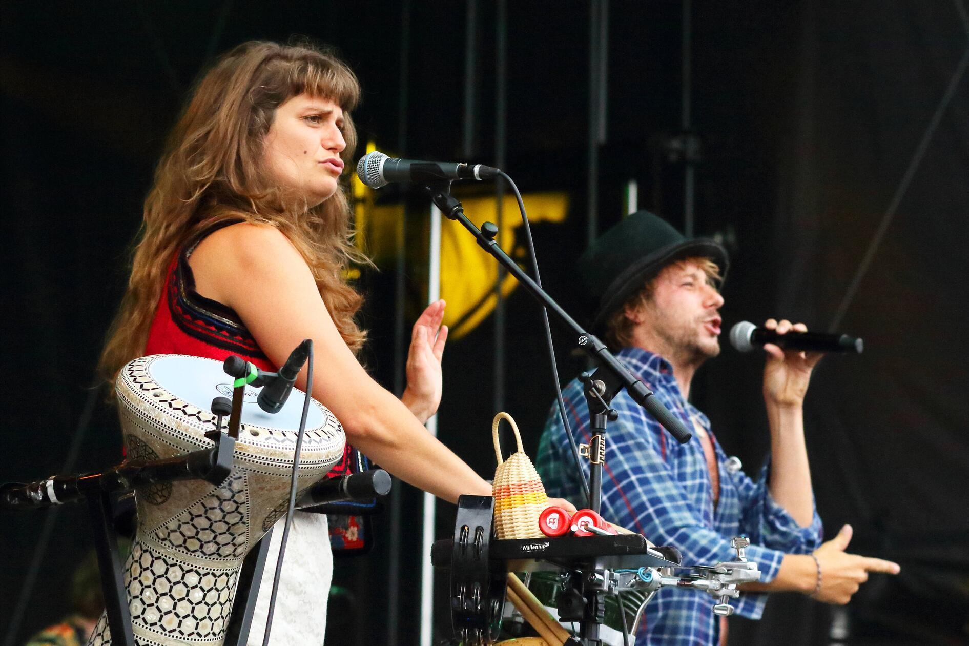 Folk-Pop für die großen Hallen haben The Magic Mumble Jumble zu bieten. Die deutsch-niederländische Gruppe performt am Freitag, 20. März, im Erlanger E-Werk. Die Show im Saal beginnt um 20 Uhr.