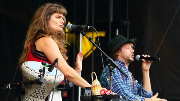 Folk-Pop für die großen Hallen haben The Magic Mumble Jumble zu bieten. Die deutsch-niederländische Gruppe performt am Freitag, 20. März, im Erlanger E-Werk. Die Show im Saal beginnt um 20 Uhr.