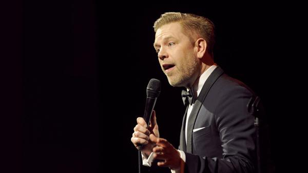 Viel los im Leben von Tom Gaebel. Der Entertainer feierte im vergangenen Jahr seinen 50. Geburtstag und hat mit "Kleiner Junge, Große Reise" sein erstes autobiografisches Album in deutscher Sprache veröffentlicht. Am Sonntag, 22. März, stellt der Musiker sein Werk in der Erlanger Heinrich-Lades-Halle dem Publikum vor. Beginn: 20 Uhr.