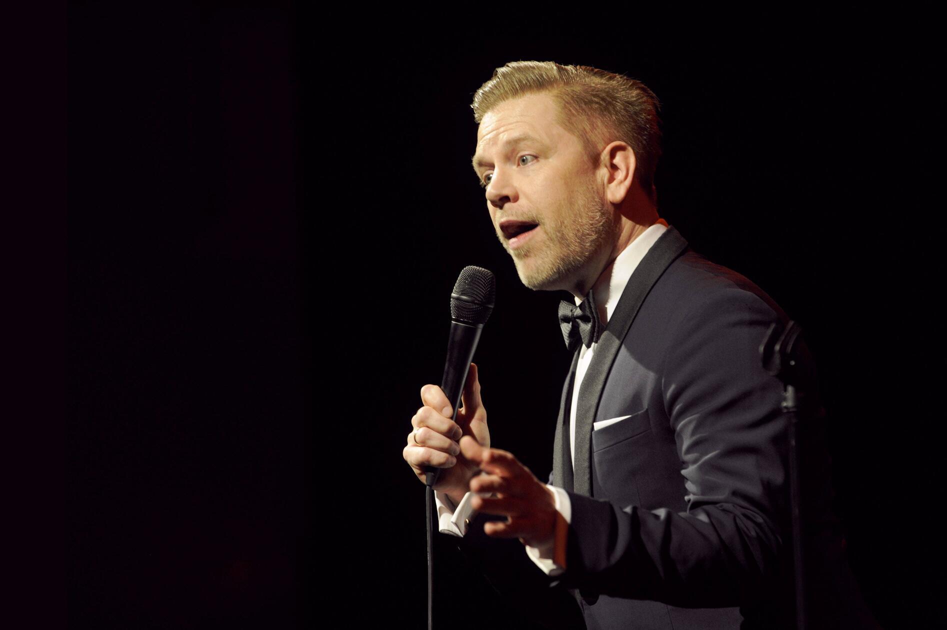 Viel los im Leben von Tom Gaebel. Der Entertainer feierte im vergangenen Jahr seinen 50. Geburtstag und hat mit "Kleiner Junge, Große Reise" sein erstes autobiografisches Album in deutscher Sprache veröffentlicht. Am Sonntag, 22. März, stellt der Musiker sein Werk in der Erlanger Heinrich-Lades-Halle dem Publikum vor. Beginn: 20 Uhr.