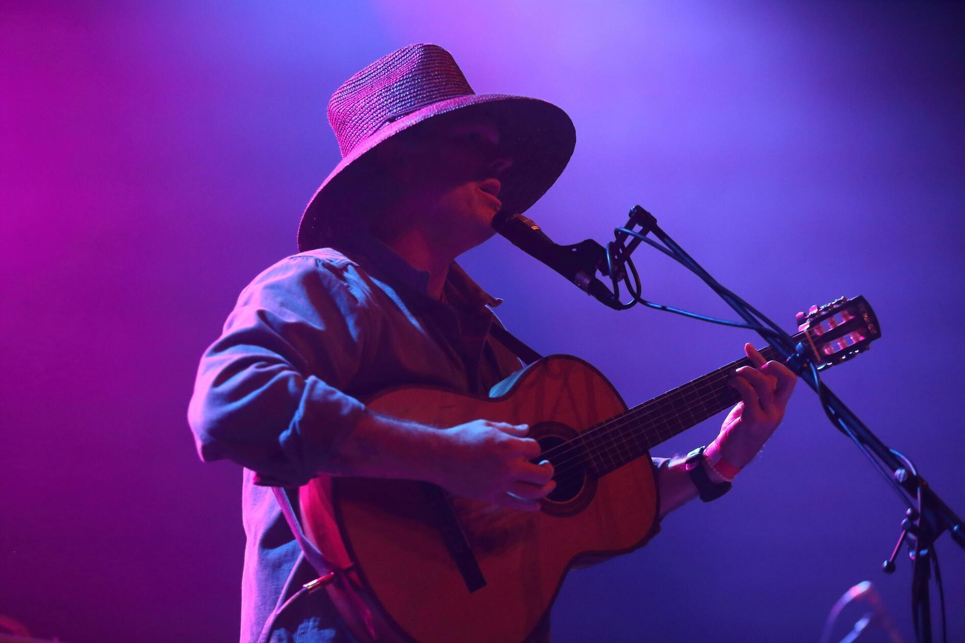 Der Songwriter Brookln Dekker ist seit langer Zeit mit seiner Frau Rose als Rue Royal in der Musikwelt aktiv. Am Sonntag, 22. März, stellt der Komponist sein Soloprojekt Dekker im Erlanger E-Werk vor. Um 20 Uhr performt Dekker die Songs des Albums "Neither Up Nor Down".