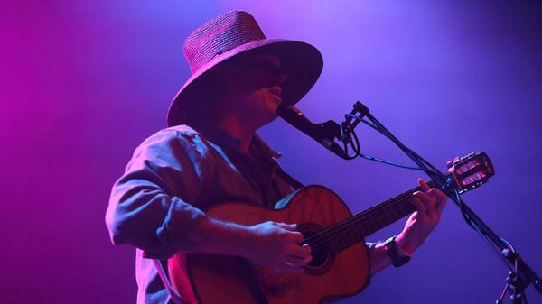 Der Songwriter Brookln Dekker ist seit langer Zeit mit seiner Frau Rose als Rue Royal in der Musikwelt aktiv. Am Sonntag, 22. März, stellt der Komponist sein Soloprojekt Dekker im Erlanger E-Werk vor. Um 20 Uhr performt Dekker die Songs des Albums "Neither Up Nor Down".