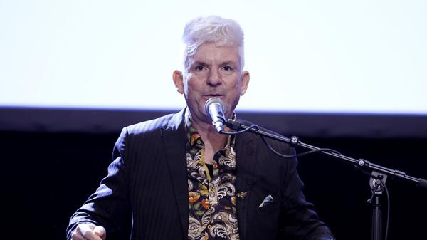 "Kein Geld kein Glück kein Sprit" heißt Heinz Strunks neuer literarischer Streich. Darin entführt der Schriftsteller seine Leserschaft wie üblich in groteske, abstruse Welten. Am Dienstag, 24. März, liest der Meister des geschliffenen Wortes, der auch mit über 60 nicht an Ruhestand denkt, im Z-Bau Saal aus seinem Werk. Beginn: 20 Uhr.