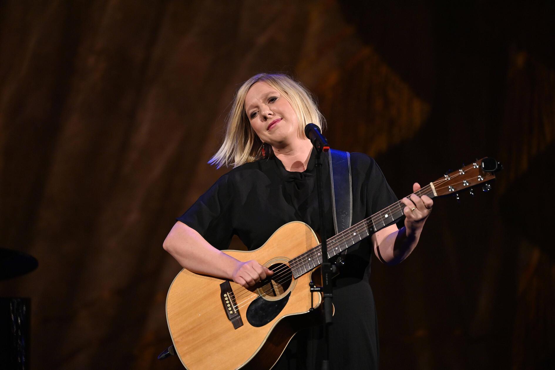 Claudia Koreck verbindet Folk, Soul, Jazz, Blues und Pop, singt mal auf Bayerisch, mal auf Englisch und hat mit "Sing lauter, Heidi" Ende des vergangenen Jahres einen Roman veröffentlicht. Am Donnerstag, 26. März, tritt die Künstlerin im Erlanger Redoutensaal auf. Angekündigt ist ein "Best Of". Beginn: 20 Uhr.