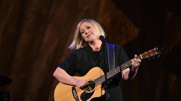 Claudia Koreck verbindet Folk, Soul, Jazz, Blues und Pop, singt mal auf Bayerisch, mal auf Englisch und hat mit "Sing lauter, Heidi" Ende des vergangenen Jahres einen Roman veröffentlicht. Am Donnerstag, 26. März, tritt die Künstlerin im Erlanger Redoutensaal auf. Angekündigt ist ein "Best Of". Beginn: 20 Uhr.