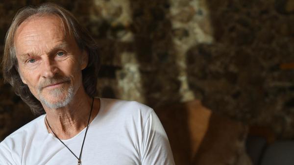 Schauspieler, Kabarettist und Musiker Eisi Gulp kennen die meisten als Papa Eberhofer aus den bekannten Krimikomödien von Rita Falk. Am Samstag, 28. März, stellt der Filmpapa von Sebastian Bezzel seine Show "Tagebuch eines Komikers" im Schwabacher Markgrafensaal vor. Start: 20 Uhr.