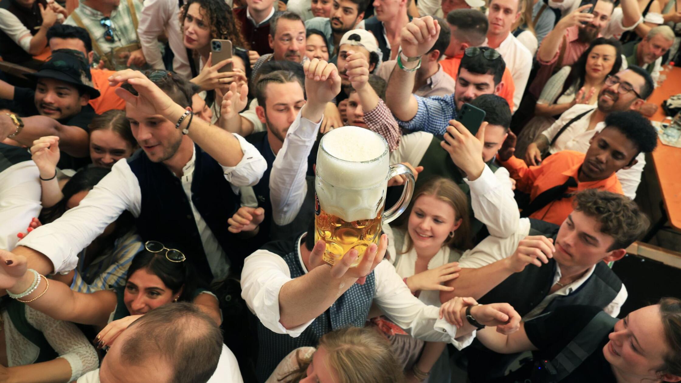 Im Paulaner Bierzelt werden am ersten Tag des Okto