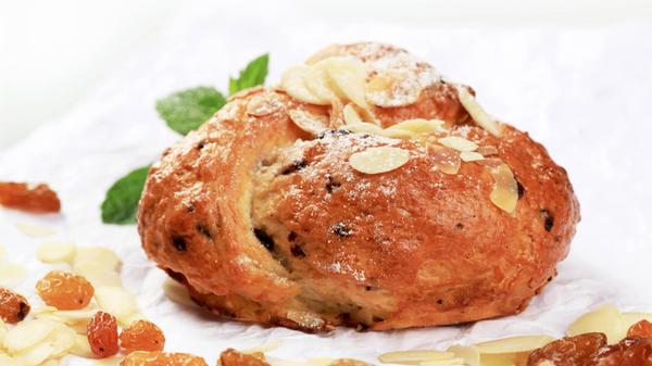 Sweet yeast bread with raisins and almonds , 21101
